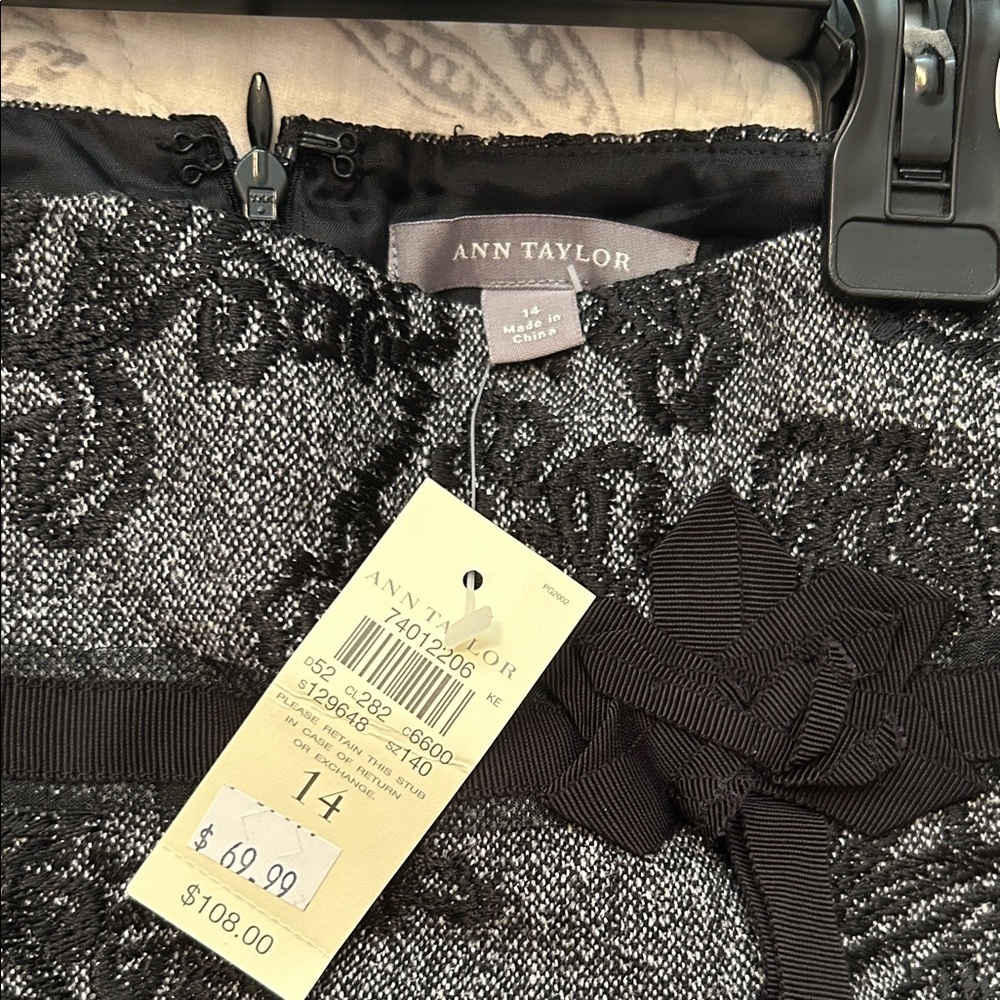 Ann Taylor Black Floral Pencil Skirt - Picture 2 of 4